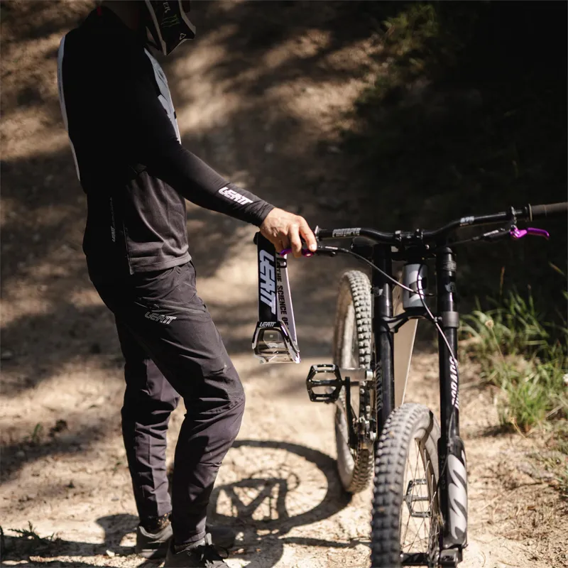 Leatt MTB 1.0 Ride Kit in Black-10