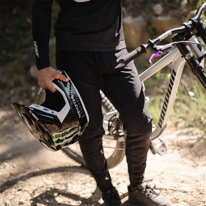 Leatt MTB 1.0 Ride Kit in Black-8